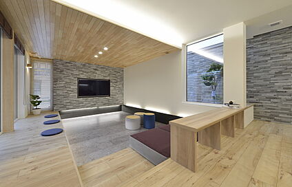 床を下げ、こもり感のあるダウンフロアリビング