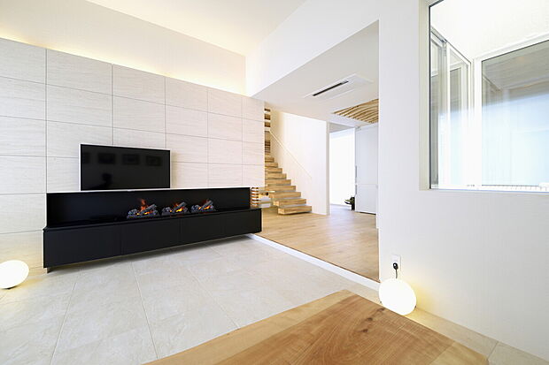 【シンプルな空間に【木】と【火】がもたらすナチュラルな風合いに】当社施工事例：お客様の自由に設計することが出来ます。