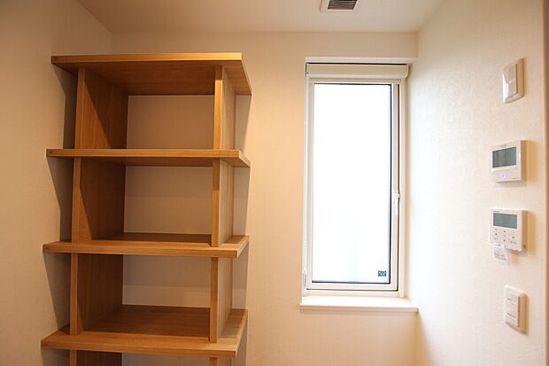 【キッチン横に食材を保管できるパントリー】当社施工事例：お客様の自由に設計することが出来ます。