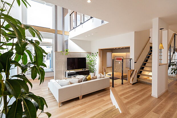 【高さ5.8mの吹き抜けオープンリビング】当社施工事例:お客様の自由に設計することが出来ます。