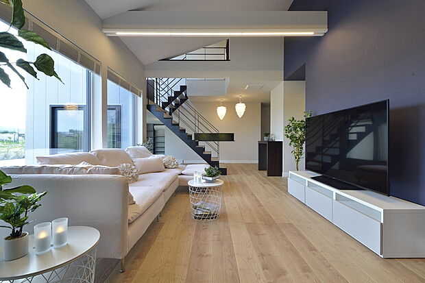 【黒のアクセントで上品さと大窓による開放感あるリビング】当社施工事例:お客様の自由に設計することが出来ます。