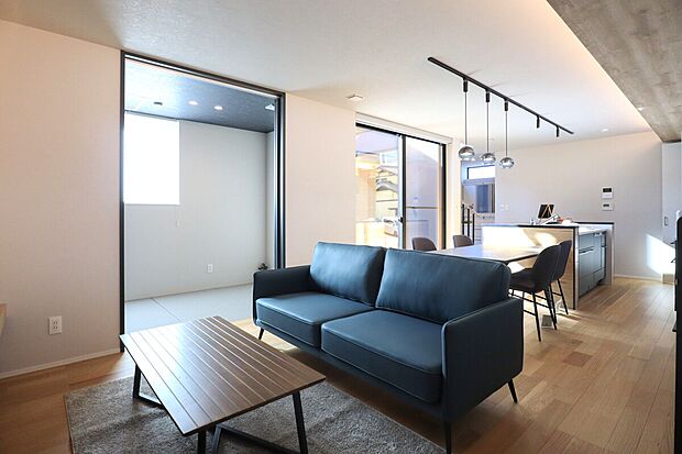 【【リビング】】和室とウッドデッキが隣接したＬＤＫにより、自然と家族が集い『楽しみが共有できる』住まい