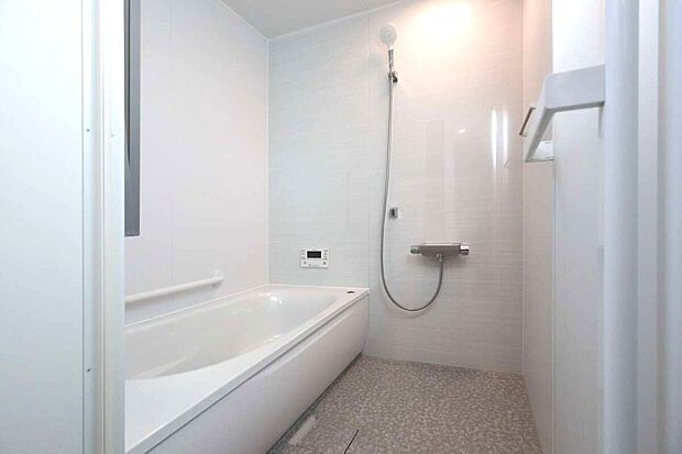 【【バスルーム】】外断熱・基礎断熱工法の家のため、底冷えしにくいのが特長です