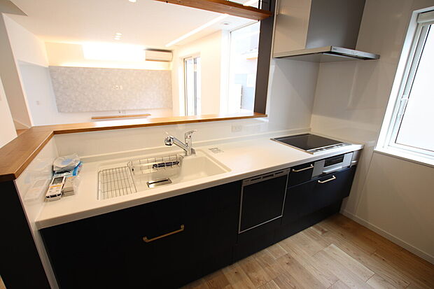 【高級感と重厚感のあるシステムキッチン】当社施工事例:お客様の自由に設計することが出来ます。