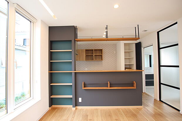 【収納棚をつけることで機能的なキッチンへ】当社施工事例：お客様の自由に設計することが出来ます。