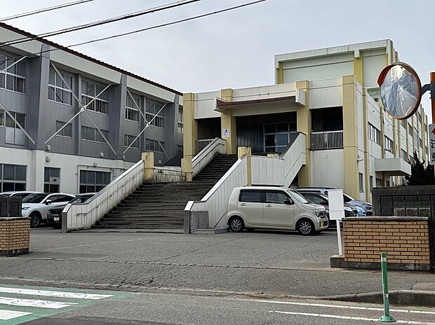秋田市立東小学校(約20m)