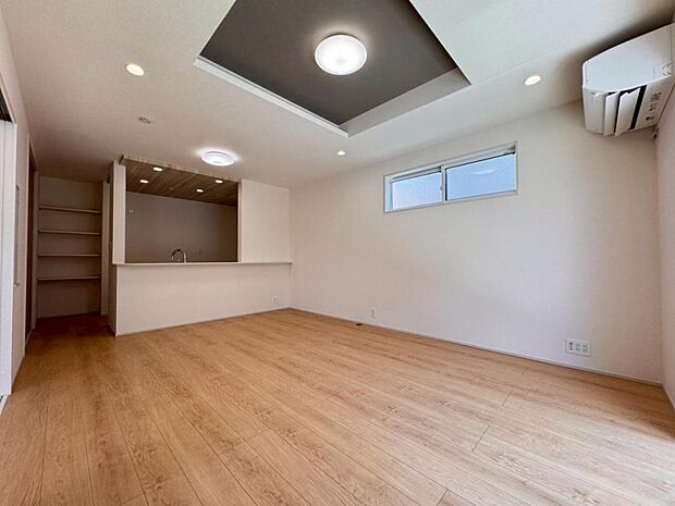 一日の中で多くの時間を過ごすリビングだからこそ、いつも穏やかな空間を。リビングは16帖ございます。足元からじんわり暖まる床暖房を標準装備♪空気や肌が乾燥しにくく、また塵や埃も舞い上がりません。