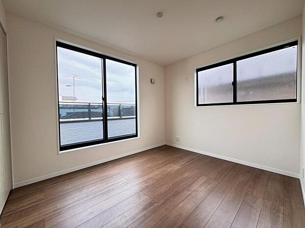 二面採光で日当り風通し良好です。全室収納も完備しておりますのでスペースを有効にお使いいただけます。