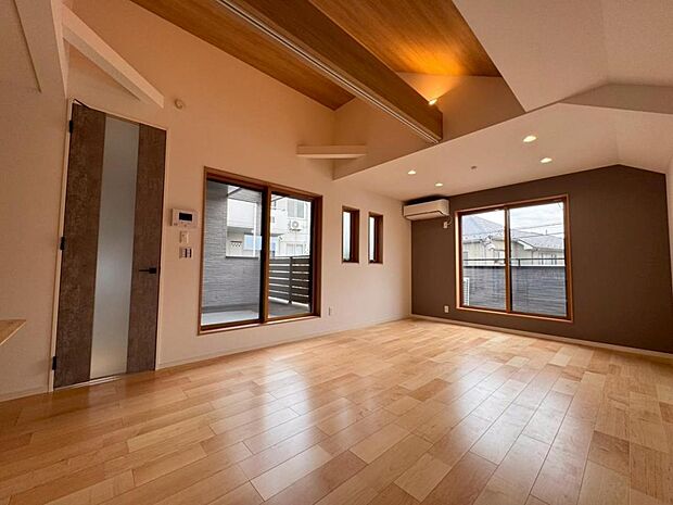 一日の中で多くの時間を過ごすリビングだからこそ、いつも穏やかな空間を。リビングは広々２０帖ございます。足元からじんわり暖まる床暖房を標準装備♪空気や肌が乾燥しにくく、また塵や埃も舞い上がりません。