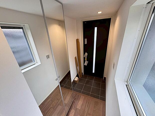 清潔感のある明るい空間でお客様をお迎えできます。シューズクロークを設置し、スッキリした空間が保てます。シューズボックスには姿見がございます。身だしなみを最終チェックしてお出かけください♪