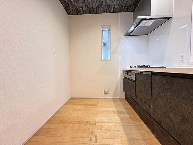 浄水器一体型水栓に3口グリルコンロ、食洗器と機能充実なシステムキッチンで、効率的な家事作業をサポート。キッチンワークが楽しくなります。