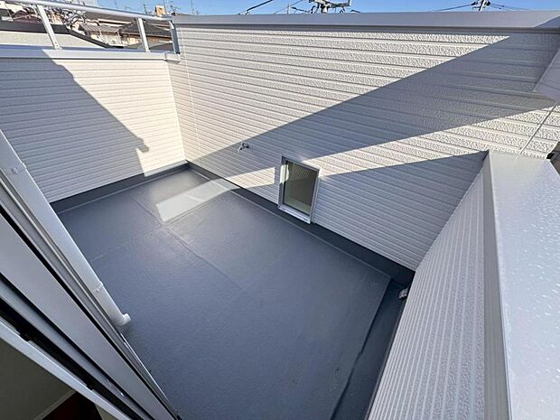 都会の喧騒の中でも、空の下にプライベート空間をもつ自慢のルーフバルコニー。天気の良い日は、リビングだけでなく、バルコニーでの楽しみ方も増えそうです。