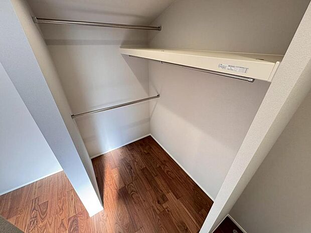 2階9.2帖の居室には大容量のウォークインクローゼットを設けました。お洋服をたくさんお持ちの方には嬉しいスペースです。