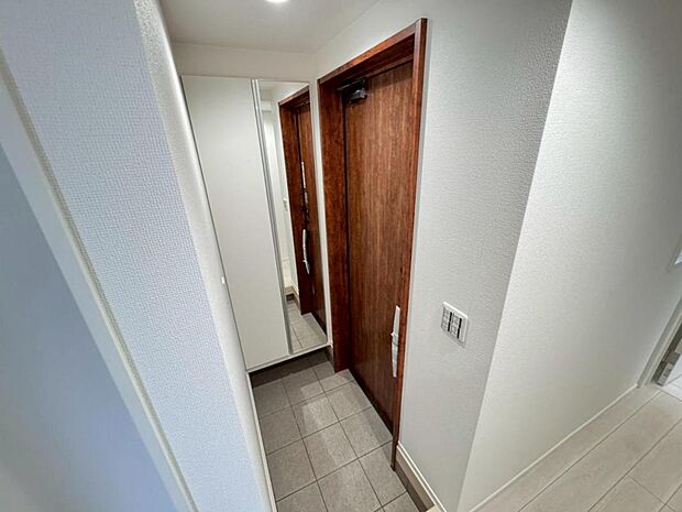 清潔感のある明るい空間でお客様をお迎えできます。シューズクロークを設置し、スッキリした空間が保てます。シューズボックスには姿見がございます。身だしなみを最終チェックしてお出かけください♪