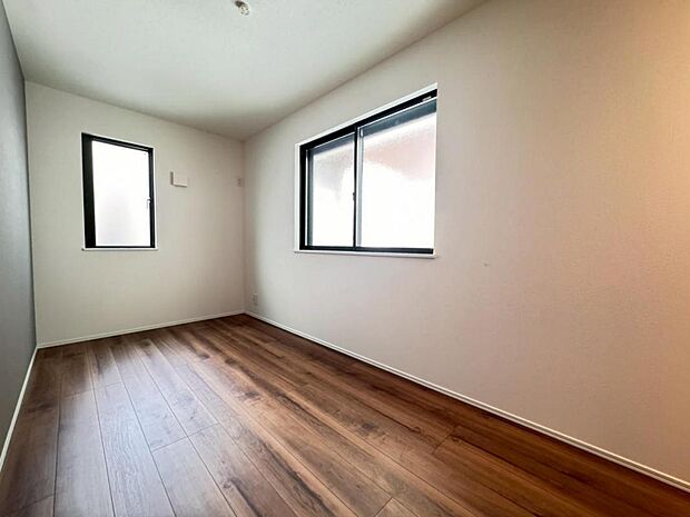 二面採光で日当り風通し良好です。クローゼットも完備しておりますので、居住スペースを有効にお使いいただけます。