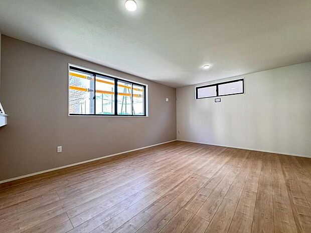 一日の中で多くの時間を過ごすリビングだからこそ、いつも穏やかな空間を。リビングは１７．４帖ございます。足元からじんわり暖まる床暖房を標準装備♪空気や肌が乾燥しにくく、また塵や埃も舞い上がりません。