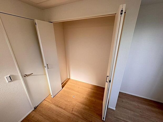 居室にはクローゼットを設置。見せない収納で、居住スペースを綺麗に無駄なく使用頂けます。