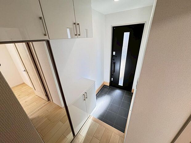 清潔感のある明るい空間でお客様をお迎えできます。シューズクロークを設置し、スッキリした空間が保てます。シューズボックスには姿見がございます。身だしなみを最終チェックしてお出かけください♪