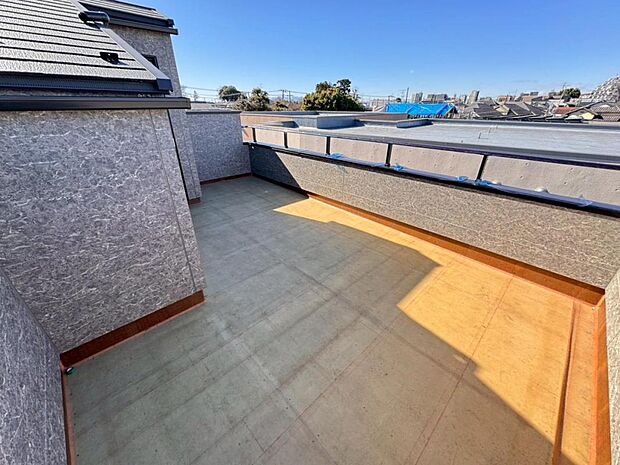 都会の喧騒の中でも、空の下にプライベート空間をもつ自慢のルーフバルコニー。天気の良い日は、リビングだけでなく、バルコニーでの楽しみ方も増えそうです。