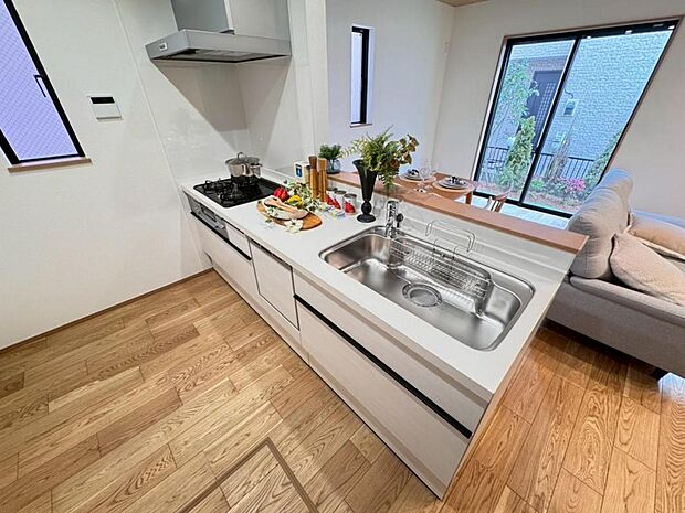 リビング全体を見渡せる対面式キッチンです。日々のお料理を快適に。浄水器一体型水栓に3口グリルコンロ、食洗器と機能も充実しております。