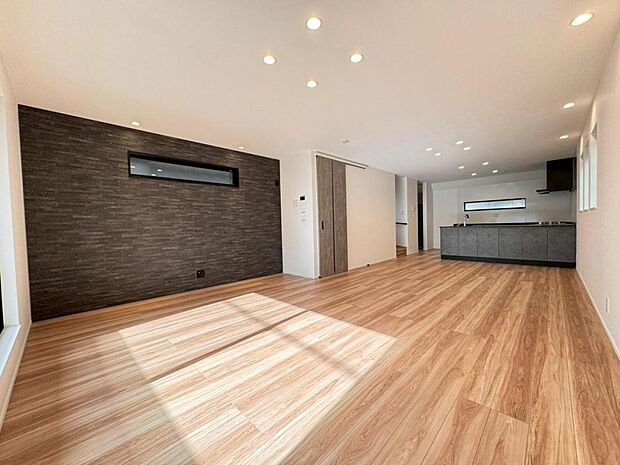 一日の中で多くの時間を過ごすリビングだからこそ、いつも穏やかな空間を。リビングは圧巻の２５帖。足元からじんわり暖まる床暖房を標準装備♪空気や肌が乾燥しにくく、また塵や埃も舞い上がりません。