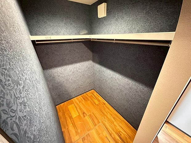 １階７．５帖の居室には大容量のウォークインクローゼットを設けました。お洋服をたくさんお持ちの方には嬉しいスペースです。