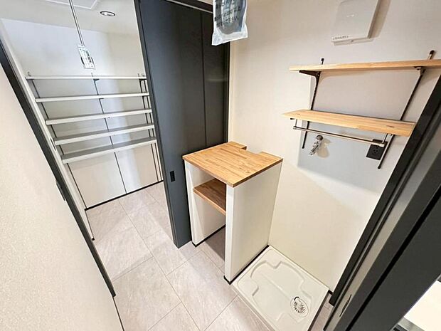 従来の縦型、ドラム式洗濯機、共に設置頂くことが可能です。ゆとりのあるスペースがございます。バルコニーと同フロアなのでお洗濯後そのまま洗濯物を干すことが出来る家事同線です。