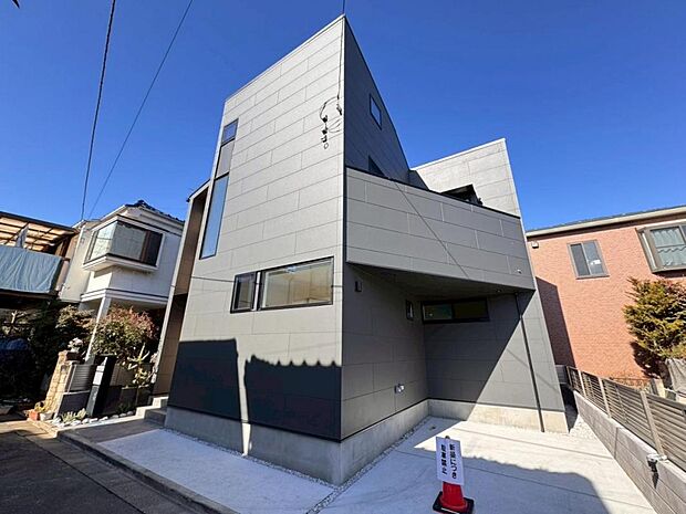 陽光溢れる南道路の恵みを活かす明るく心地よい快適空間の家。好アクセスで賑わいのある駅チカの利便性を堪能できるエリアにデザイン住宅が誕生しました♪駅周辺には多くの買物施設が点在し、身近に利用できる好ロケーションです。