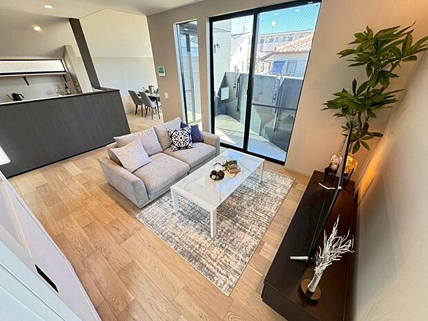 一日の中で多くの時間を過ごすリビングだからこそ、いつも穏やかな空間を。窓外から差し込む温かい陽光をたっぷり取り込める設計です。プライベートも充実した快適なリビング空間です。