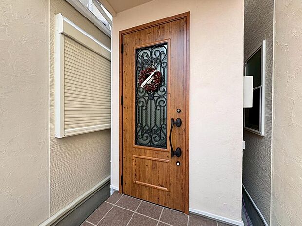 【玄関】お家の第一の顔とも言える「玄関」は明るさと清潔感をデザイン。気持ちの良い1日をここからスタート。