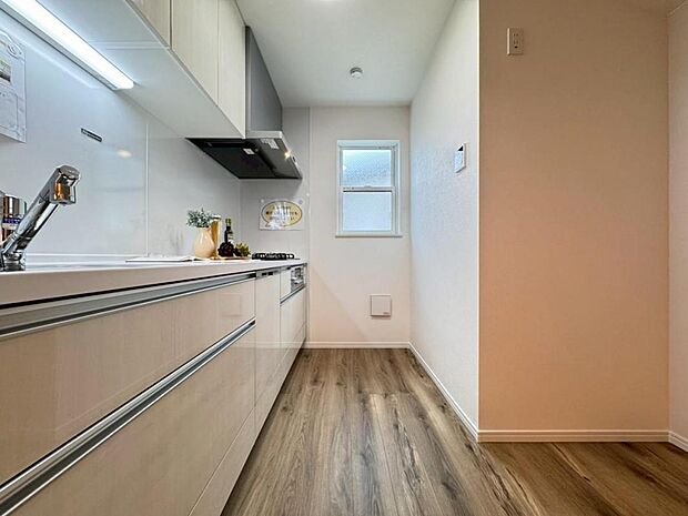 【キッチン】機能充実のシステムキッチンです。浄水器一体型水栓に3口グリルコンロ、食洗器と充実しておりママの家事をサポート致します。