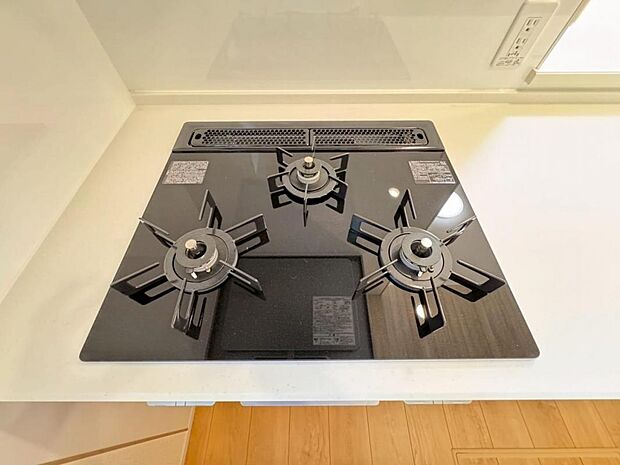 【3口ガスコンロ】3口ガスコンロを採用、同時に複数の調理を進められるため、調理時間が短縮できます。