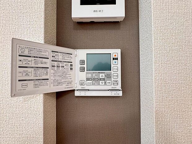 【床暖房】足元からじんわり暖まり、空気や肌が乾燥しにくく、また塵や埃も舞い上がりません。コードがなく室内はスッキリするので小さなお子様やペットがいるご家庭にも最適です。