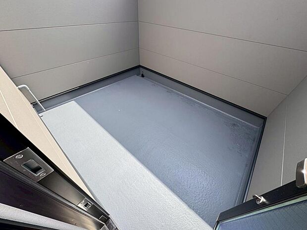 【バルコニー】陽当りの良いバルコニーはお洗濯物が効率よく乾きます。季節の光と風を感じられるとっておきの空間です。