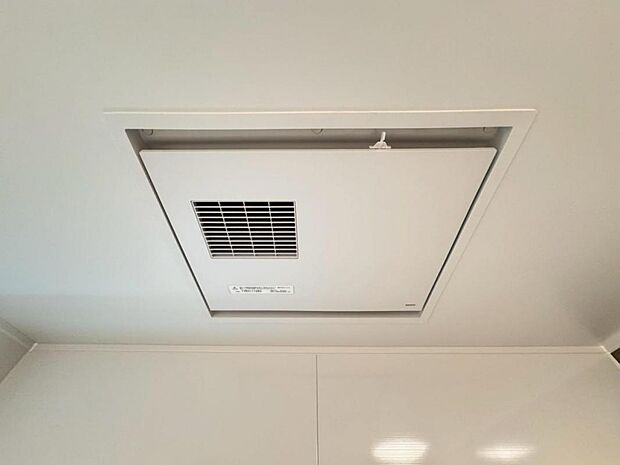 【浴室換気乾燥機】「浴室換気乾燥機」は梅雨の季節や春先の花粉の季節、最近ではPM2.5や黄砂の飛来対策としても外干しせずに室内で乾燥できるため、とても便利です。