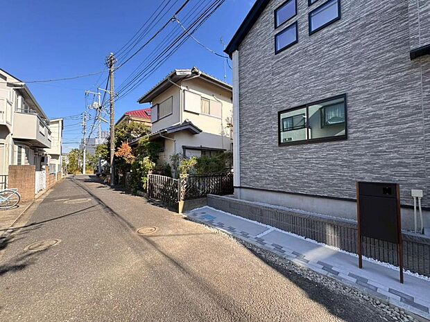 【前面道路】お車の出し入れも便利な前面道路です。歩道もしっかり整備されておりますので、小さなお子様がいらっしゃるファミリー層にも安心です。