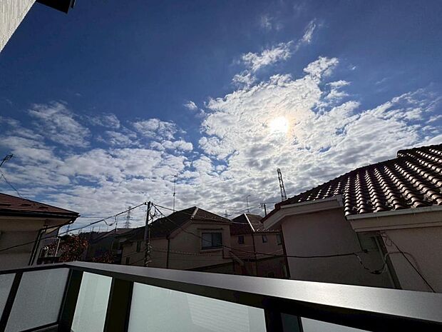 【眺望】建物の用途や高さなどが厳しく制限された第一種低層住居専用地域にございます。見晴らしや陽当りも良好です。