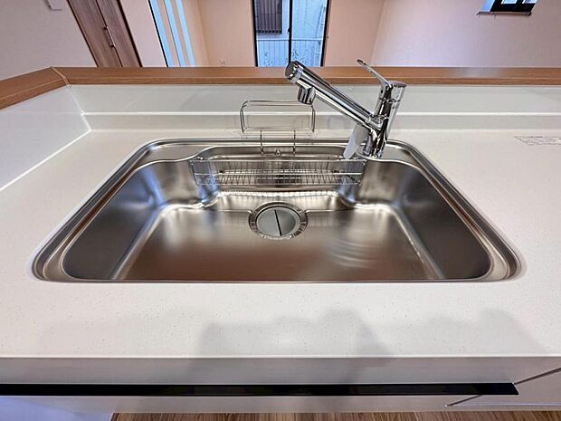 【浄水器一体型水栓】水栓の中に浄水カートリッジが組み込まれた「浄水器一体型水栓」です。ホースが伸びるのでシンクのお掃除も快適です。