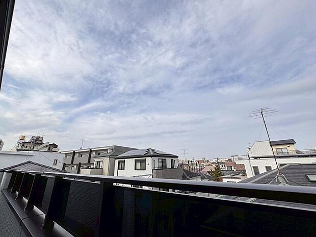 【眺望】陽当たり・通風・開放感・眺望に恵まれた環境です。周辺は高い建物がなく青い空が遠くまで広がります。