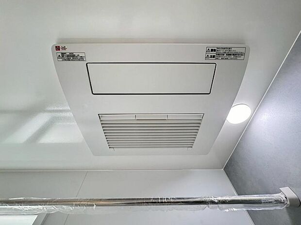 【浴室換気乾燥機】「浴室換気乾燥機」は梅雨の季節や春先の花粉の季節、最近ではPM2.5や黄砂の飛来対策としても外干しせずに室内で乾燥できるため、とても便利です。