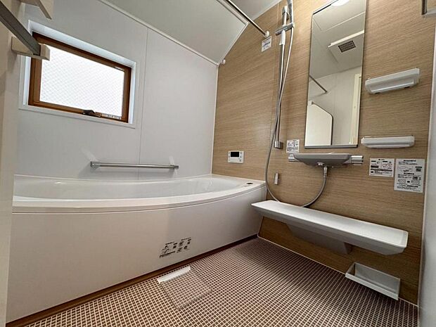 【バスルーム】一日の疲れを癒すバスルームです。いつでも温かいお湯に浸かっていただけるよう、追炊き機能がございます。また、雨の日や花粉の時期のお洗濯に最適な浴室換気乾燥機能もございます。