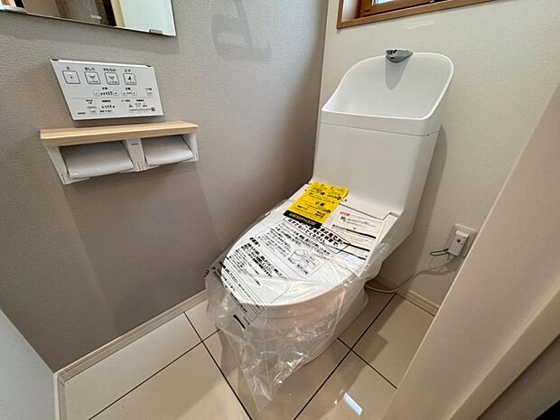 【トイレ】白を基調とし、清潔感をデザインしたトイレ空間です。使い心地もしっかり追求した先進のトイレを搭載しております。