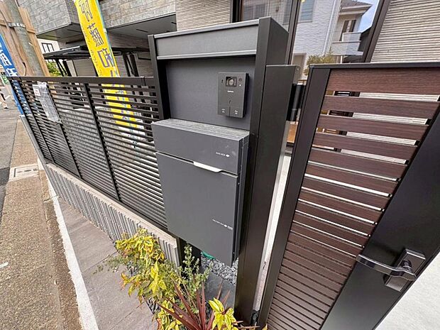 【宅配BOX】大型宅配物もしっかり保管出来る宅配BOXが設置されております。留守中の荷物の受け渡しもスムーズに♪長期不在時もご安心いただけます。