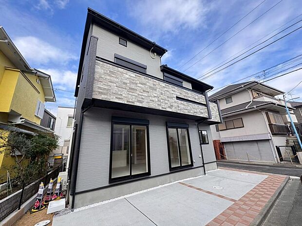 【外観】木造２階建て設計、４ＬＤＫ＋小屋裏収納＋カースペース２台（※車種による）。暮らしを豊かにサポートする仕様設備や広々としたキッチンなど魅力が詰まったお住まいです。