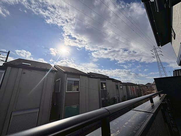 【眺望】建物の用途や高さなどが厳しく制限された第一種低層住居専用地域にございます。見晴らしや陽当りも良好です。