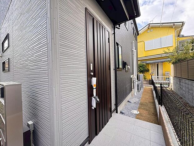 【玄関】お家の第一の顔とも言える「玄関」は明るさと清潔感をデザイン。気持ちの良い1日をここからスタート。