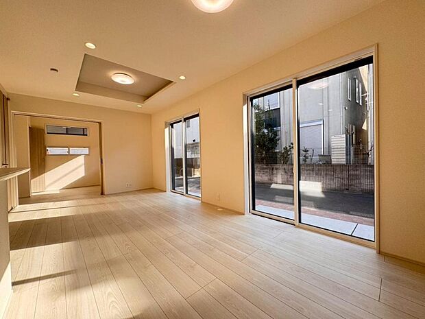 【リビング】リビングはご家族やお客様との時間など、多くの時を刻む空間。建築家が吟味を重ねたこだわりの設計です。