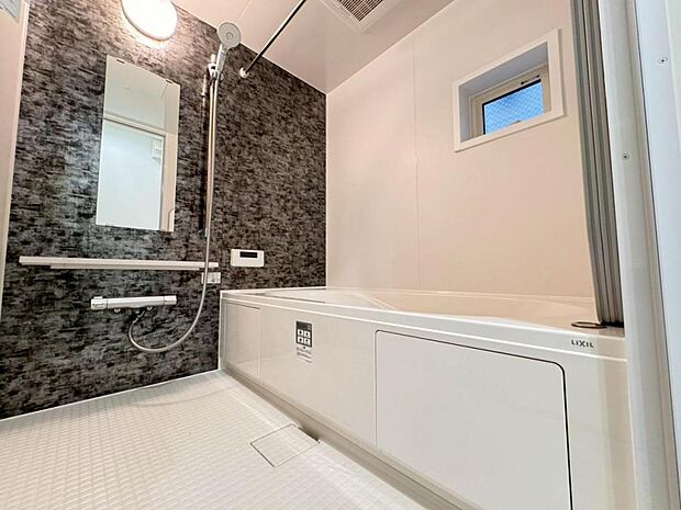 【バスルーム】一日の疲れを癒すバスルームです。いつでも温かいお湯に浸かっていただけるよう、追炊き機能がございます。また、雨の日や花粉の時期のお洗濯に最適な浴室換気乾燥機能もございます♪