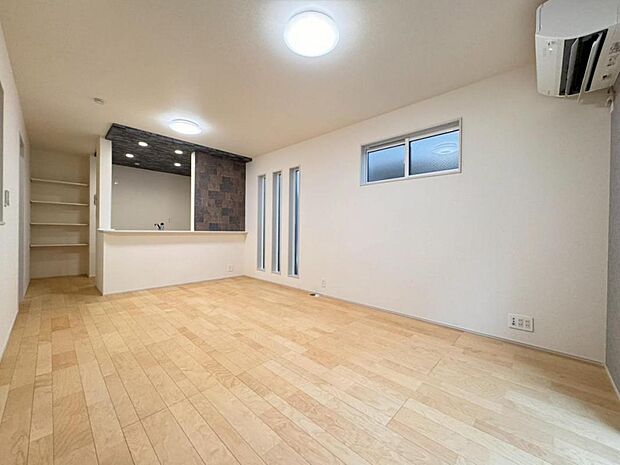 【リビング】リビングはご家族やお客様との時間など、多くの時を刻む空間。建築家が吟味を重ねたこだわりの設計です。