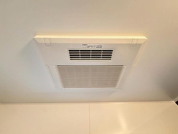 【浴室換気乾燥機】「浴室換気乾燥機」は梅雨の季節や春先の花粉の季節、最近ではPM2.5や黄砂の飛来対策としても外干しせずに室内で乾燥できるため、とても便利です。